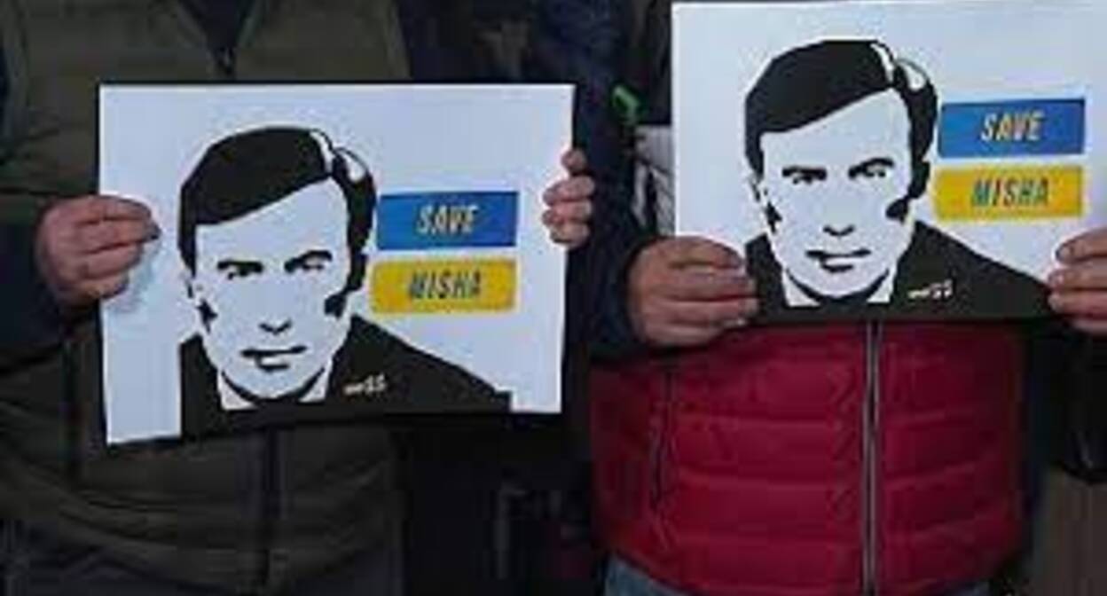Плакаты в поддержку Михаила Саакашвили. Скриншот видео www.bbc.com