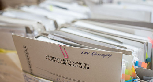 Папки Следственного комитета. Фото Елены Синеок, "Юга.ру"