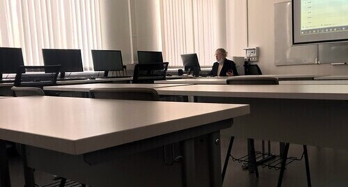 Педагог в школьном классе. Фото Нины Тумановой для "Кавказского узла".