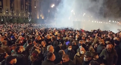 Участники акции протеста в Тбилиси против закона об иноагентах. Апрель 2023 года. Кадр видео https://vk.com/video-212783184_456239456