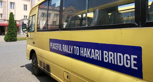 Автобус для перевозки участников марша к мосту Хакари. Фото Алвард Григорян для "Кавказского узла".