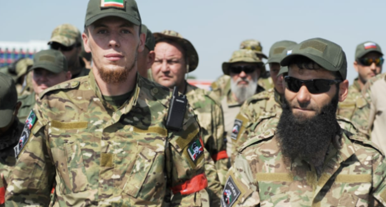 Хасан Янгулбаев (слева). Скриншот фото с сайта "Грозный информ" от 09.08.23,https://www.grozny-inform.ru/news/svo/153345/
