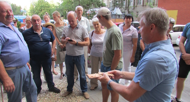 Сход жильцов дома №29 по улице Циолковского в Волгограде, фото "Кавказского узла"  
