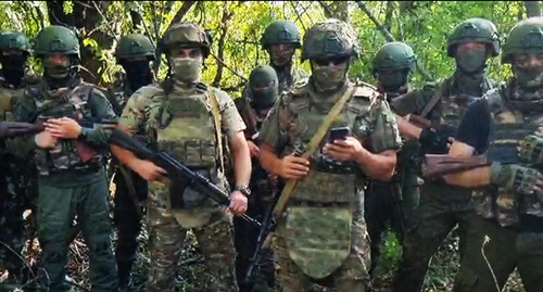 Участники военной операции записали видеообращение к Владимиру Путину и Рамзану Кадырову. Скриншот видео Телеграм-канал "Черновик"