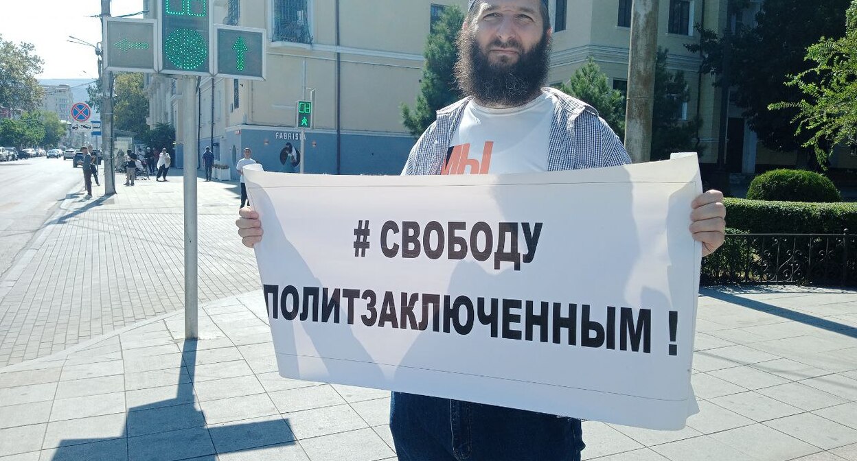 Идрис Юсупов в одиночном пикете. Махачкала, 28 августа 2023 г. Фото: Телеграм-канал "Черновик"