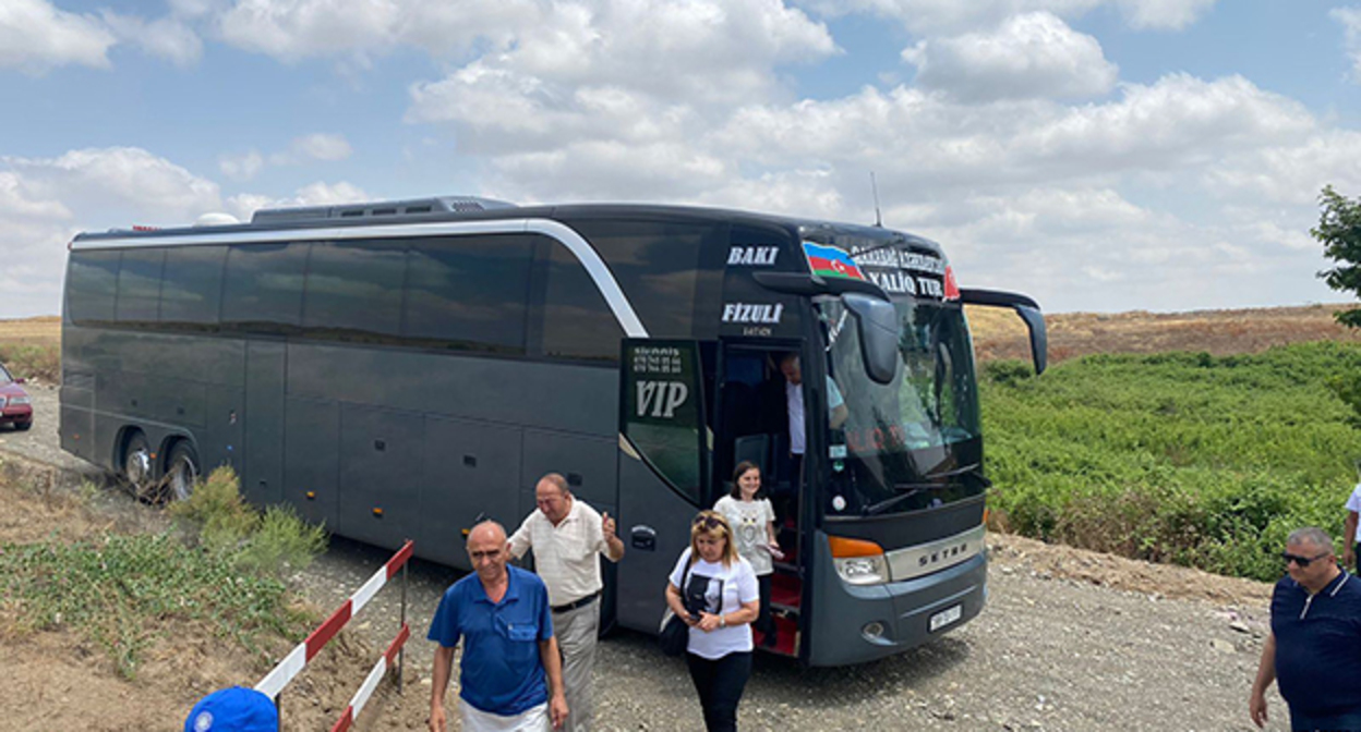 Автобус с  переселенцами. Фото: https://media.az/read/1067865849/