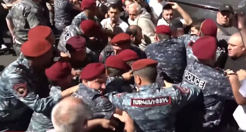 Задержания в Ереване, стоп-кадр видео канала 
NEWS AM
https://www.youtube.com/watch?v=JAgiuiWvISk 
