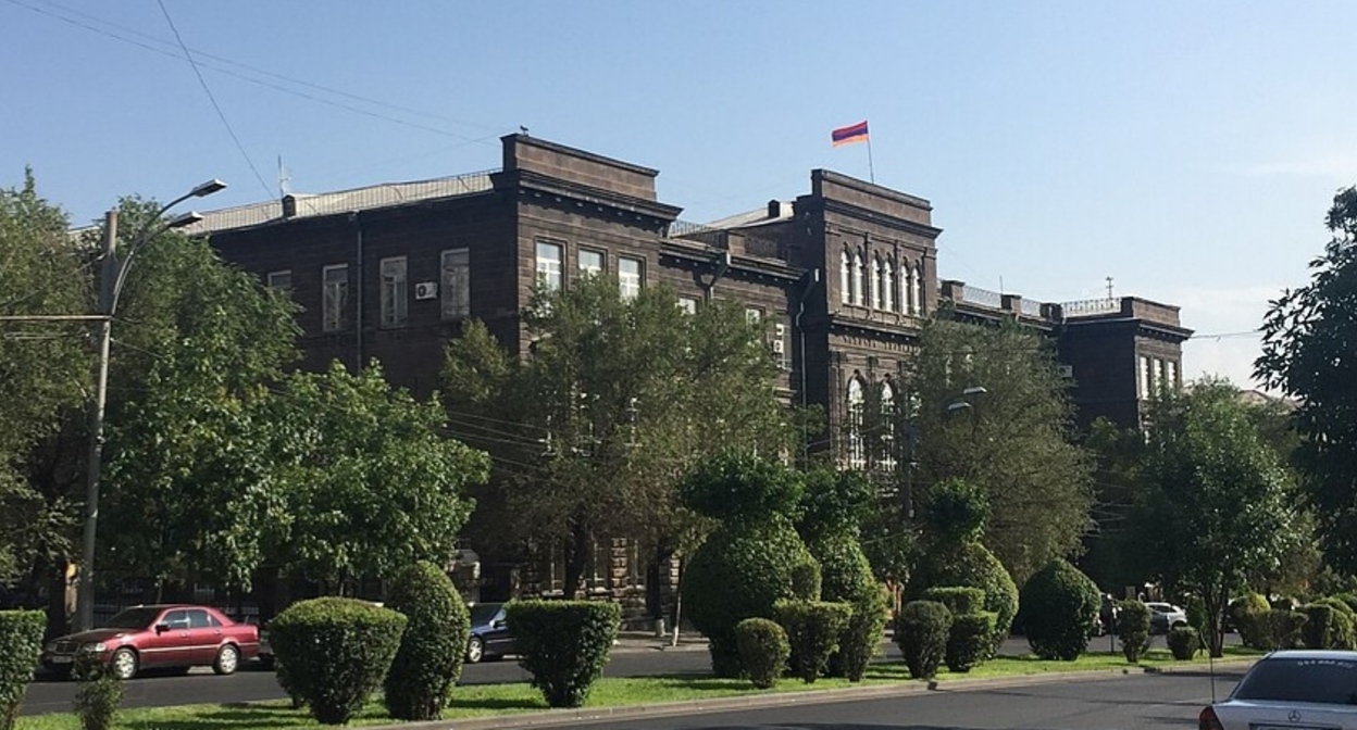 Здание Ереванского госуниверситета. Фото: Pandukht, CC BY-SA 4.0, https://commons.wikimedia.org/w/index.php?curid=42578573