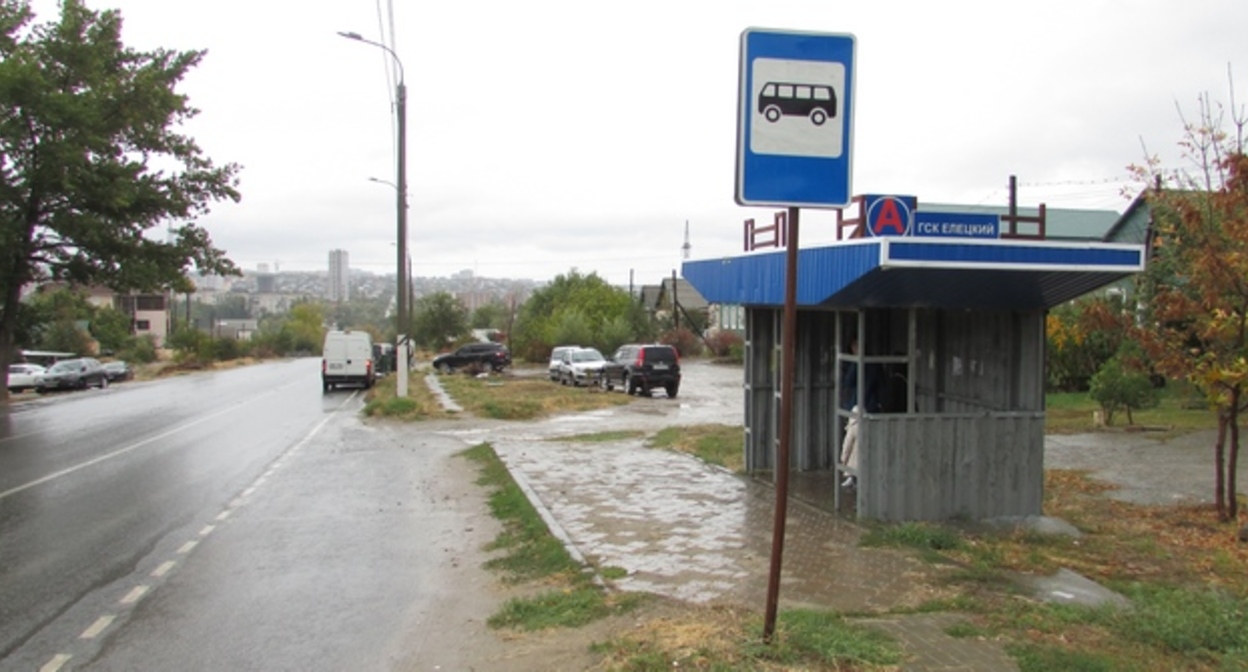 Остановка общественного транспорта в волгоградском поселке Дар-Гора. 8 октября 2023 года. Фото Вячеслава Ященко для "Кавказского узла".
