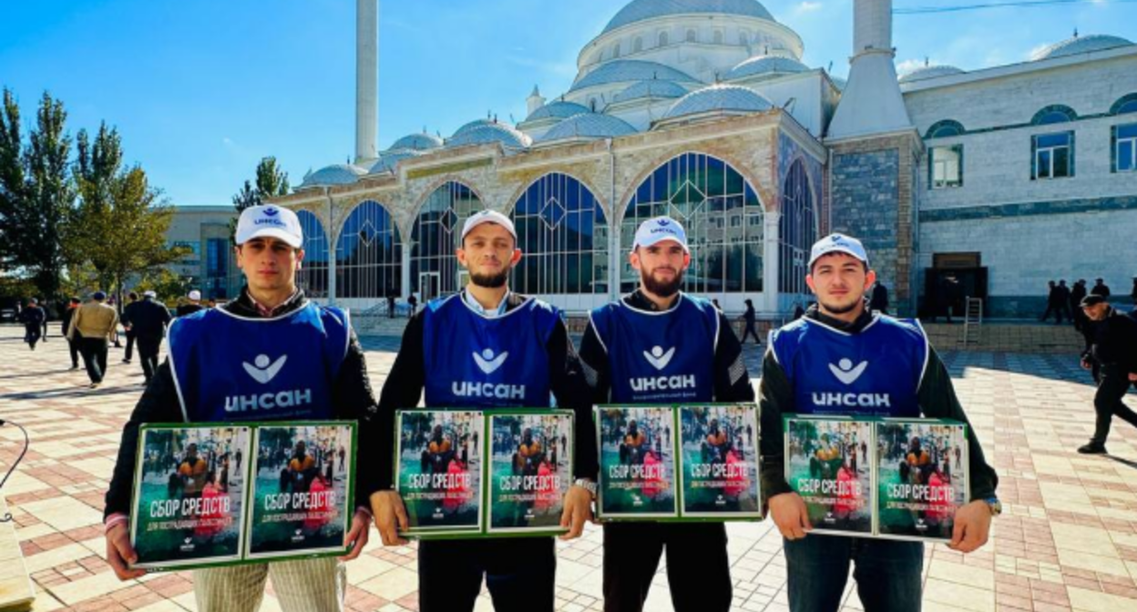 Волонтеры фонда "Инсан" во дворе 
Центральной мечети Махачкалы. Скриншот фото из Telegram-канала фонда от 20.10.23, https://t.me/fondinsan/2159

