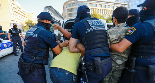 Полицейские задерживают активистов в Баку. 30 сентября 2022 года. Фото Азиза Каримова для "Кавказского узла".