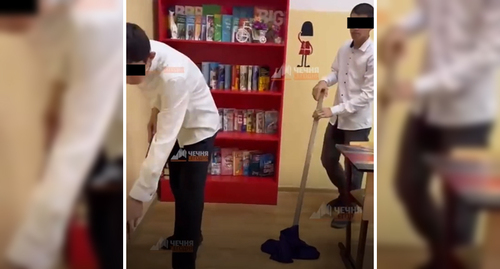 Школьники в Чечне моют пол в школе в качестве наказания за избиение сверстника. Кадр из видео https://www.instagram.com/p/Cyq2RpMIRao/?hl=ru