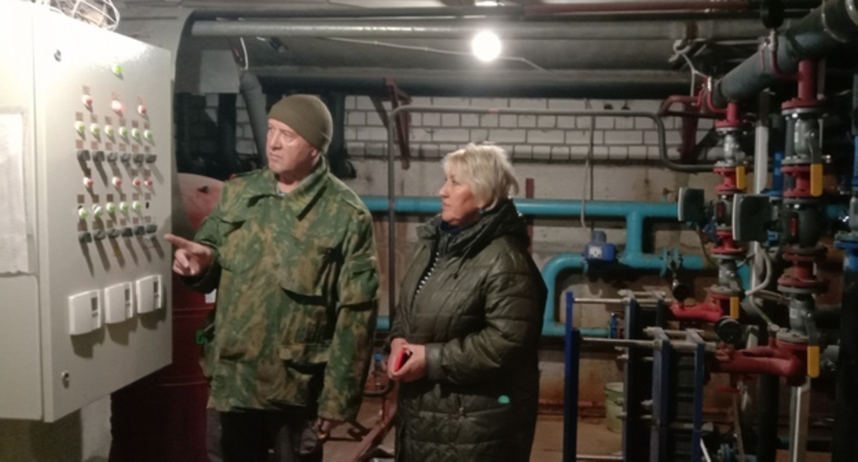 Жильцы показывают оборудование в подвале дома по улице Лавочкина. Фото Вячеслава Ященко для "Кавказского узла".