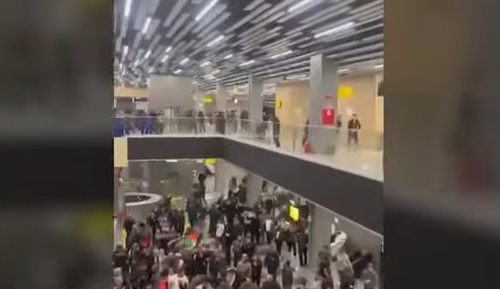 Протестующий в аэропорту Махачкалы. Скриншот с видео "Кавказского узла"