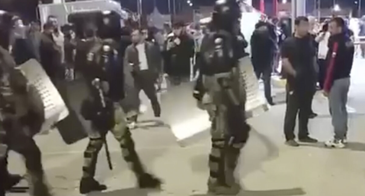 Силовики в аэропорту Махачкалы, стоп-кадр видео "Кавказского узла"
