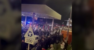 Беспорядки в аэропорту Махачкалы. Стоп-кадр видео 