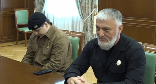 Адам Кадыров (слева) и Адам Делимханов. Скриншот видео https://t.me/Kokov_Kazbek/3087