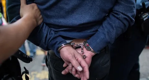 Человек в наручниках, фото: Елена Синеок, "Юга.ру"