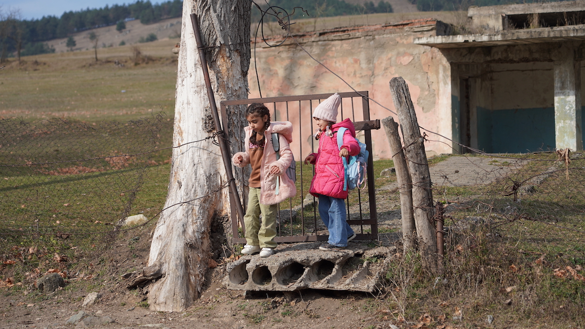 Дети возвращаются домой после занятий в школе в селе Мамишло. Фото: Давид Пипия/JAMnews