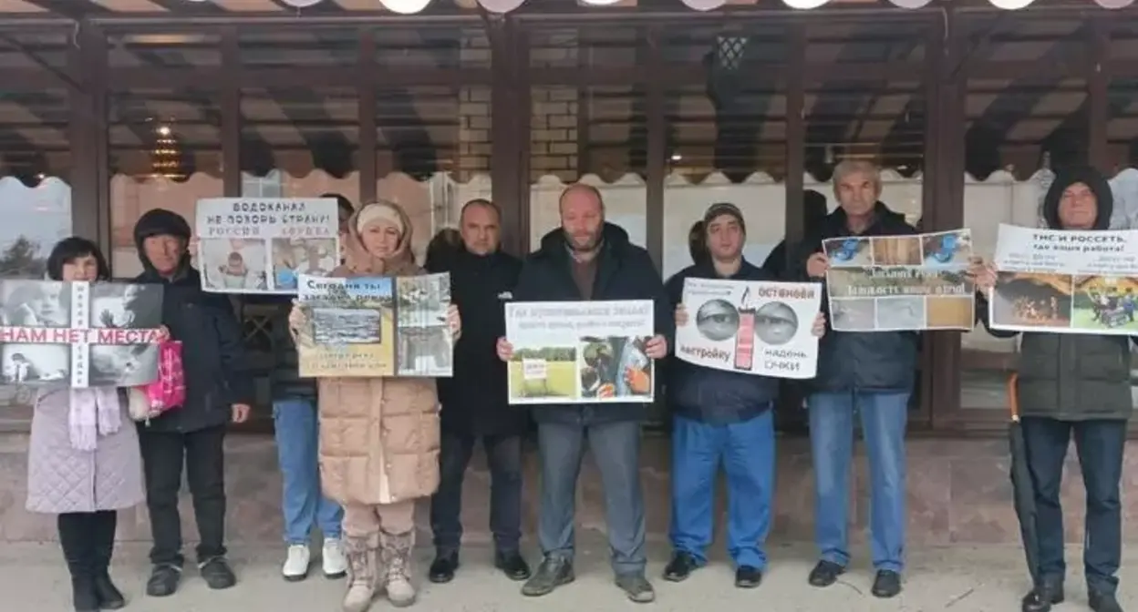 Активисты на митинге в Чалтыре Краснокрымского поселения. 19 ноября 2023 г. Фото: Дзадура Тызыхяна https://www.donnews.ru