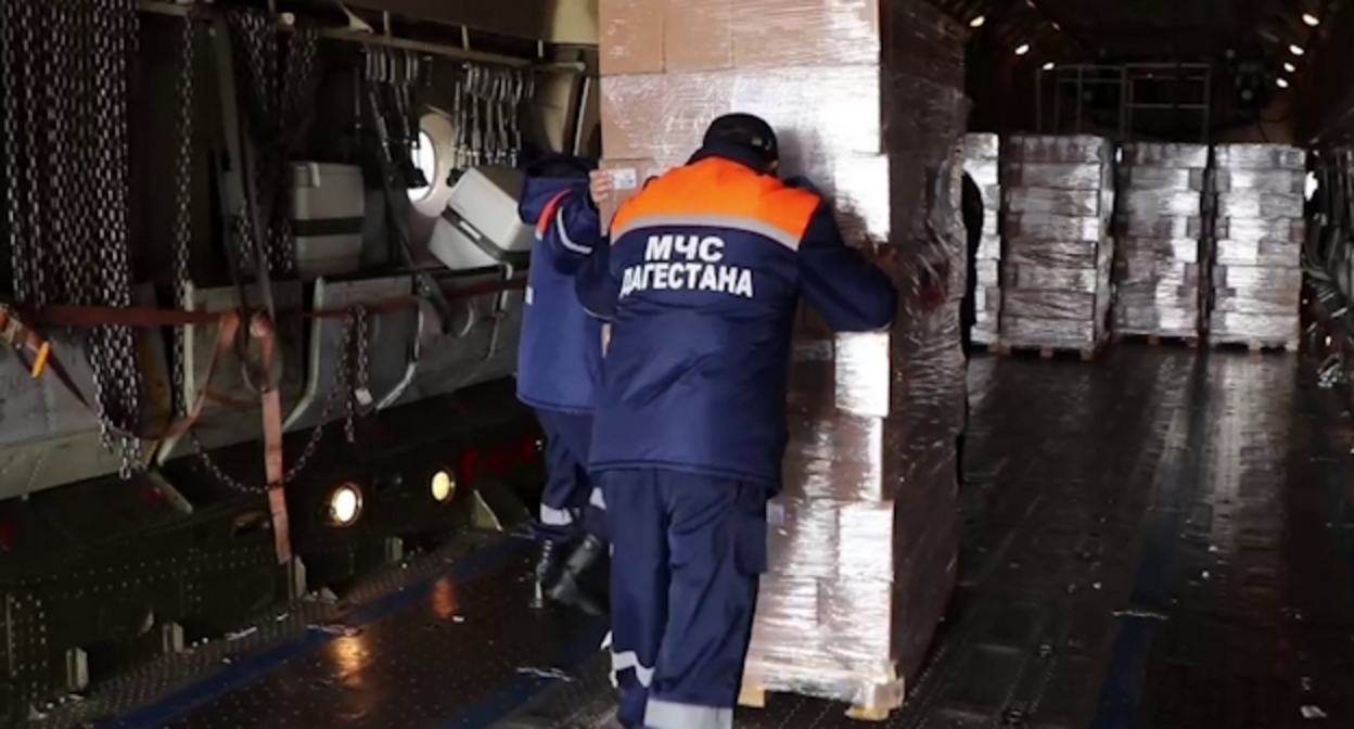 Погрузка помощи жителям Палестины в самолет МЧС, фото: пресс-служба МЧС РФ.