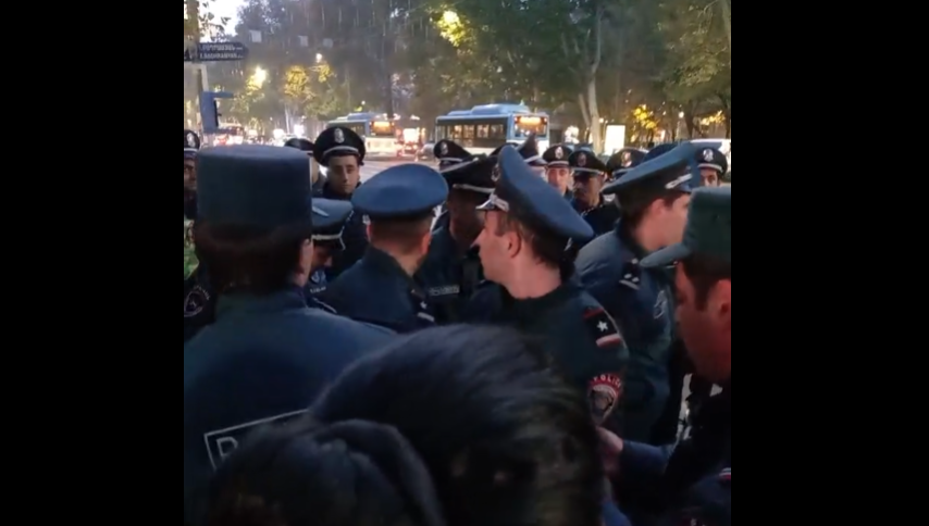 Скопление силовиков на акции протеста в Ереване. Стоп-кадр видеотрансляции в Facebook (деятельность компании Meta, которая владеет соцсетью, запрещена в России), https://www.facebook.com/zangchannel/videos/1402024804067373/
