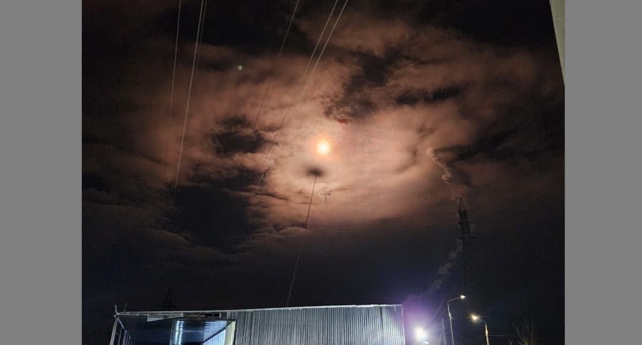 Летящий объект в небе над Краснодаром. Фото из телеграм-канала 93.ru https://t.me/news_93_ru/7000