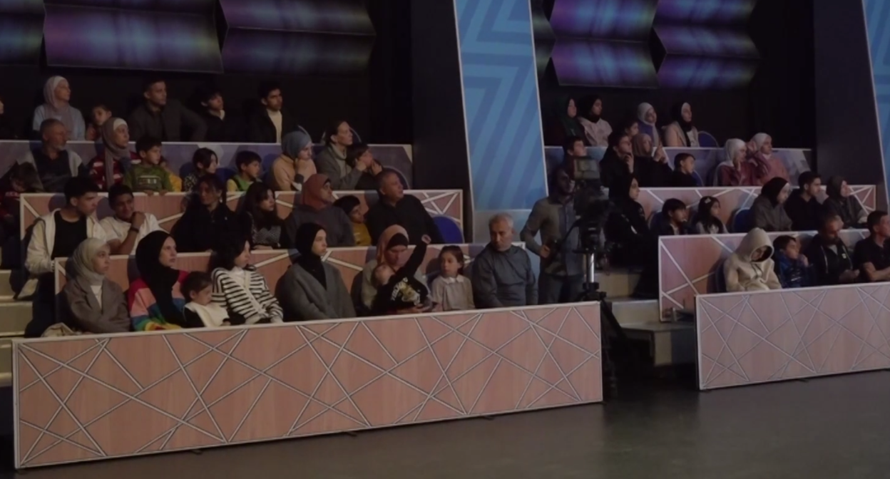 Палестинские беженцы на встрече с Дудаевым. Стоп-кадр видео из Telegram-канала Ахмеда Дудаева от 03.12.23, https://t.me/akhmeddudaev/2574
