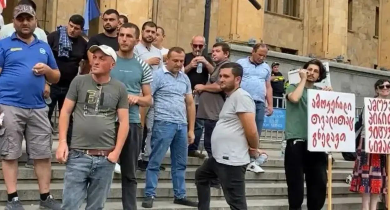 Шахтеры Чиатуры во время акции протеста. Июль 2023 г. Фото: https://sova.news/2023/06/19/chiaturskie-shahtery-protestuyut-pered-zdaniem-parlamenta-v-tbilisi/
