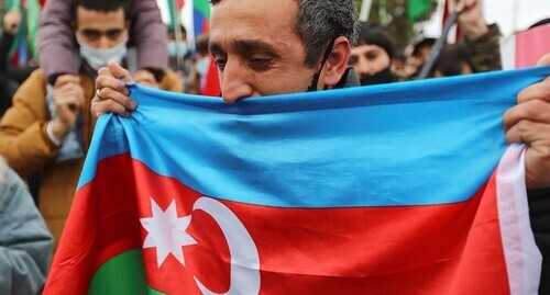 Люди с флагом на улицах Баку. Фото: Азиз Каримов