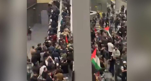 Беспорядки в аэропорту Махачкалы. Скриншот видео https://www.rbc.ru/politics/29/10/2023/653e8b169a79472511e4dcbc