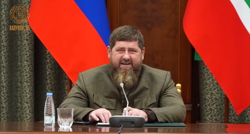 Рамзан Кадыров выступает перед сотрудниками силовых структур Чечни. Кадр видео из телеграм-канала Рамзана Кадырова https://t.me/RKadyrov_95/4323