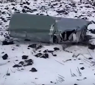 Обломок летающего объекта, упавшего в Еланском районе. Кадр из видео https://vk.com/wall-59553097_900212