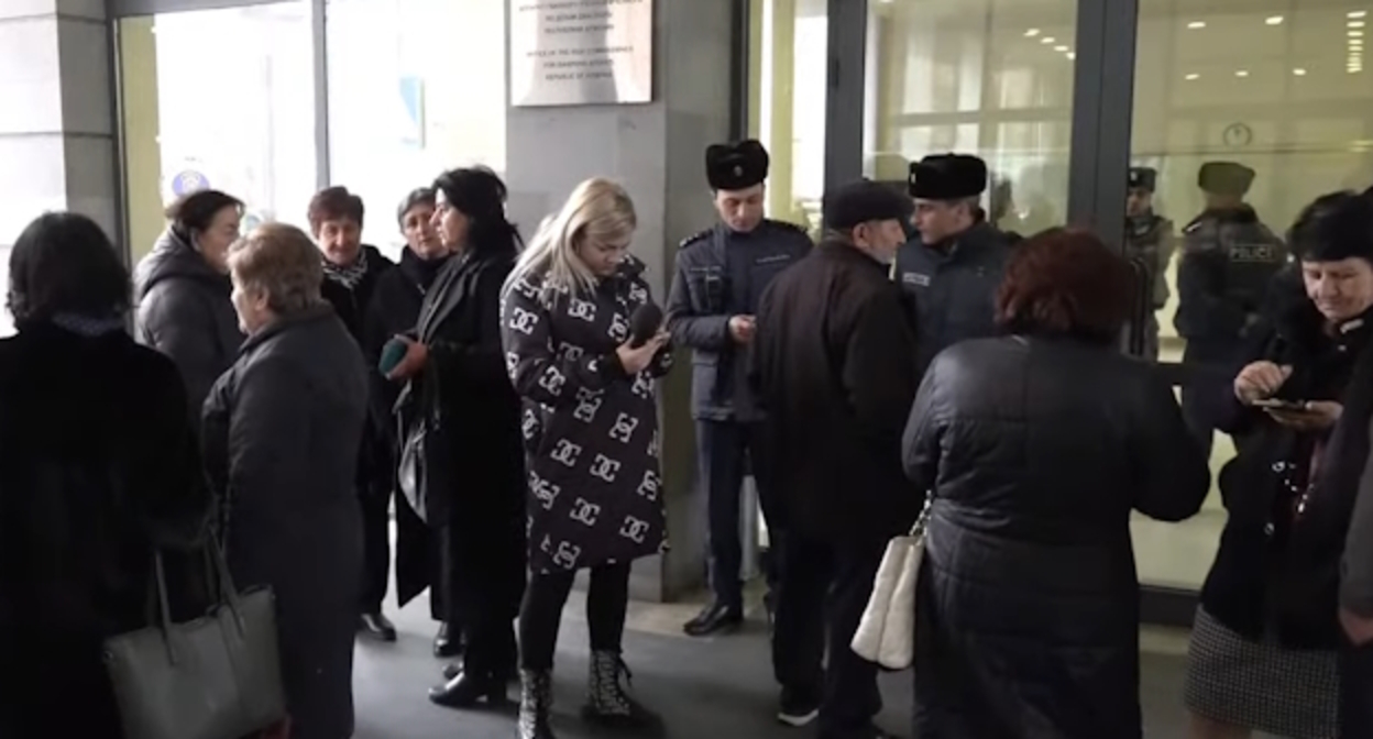 Участники акции протеста в Ереване, стоп-кадр видео канала NEWS AM https://www.youtube.com/watch?v=nktlsnMOqi0&t=161s