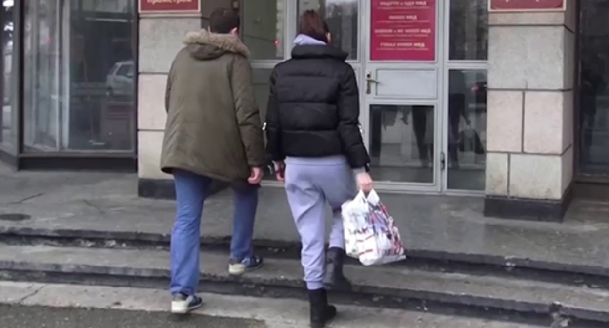 Арест представительницы Smart Buyers, стоп-кадр видео https://t.me/mvd_kabardino_balkaria/8550