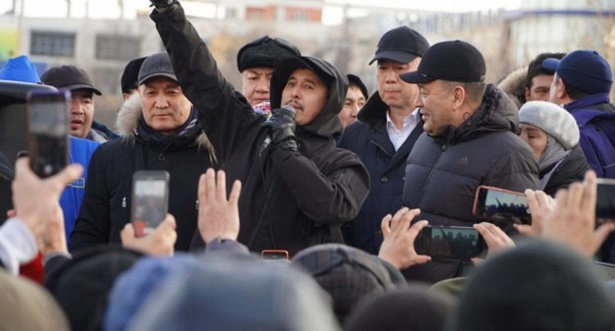 Участники акции в поддержку забастовщиков завода "Химпэк" в Шахтах. Кадр видеосюжета на YouTube-канале NEWS PORTAL TODAY www.youtube.com/watch?v=W1D1mu-2pW8