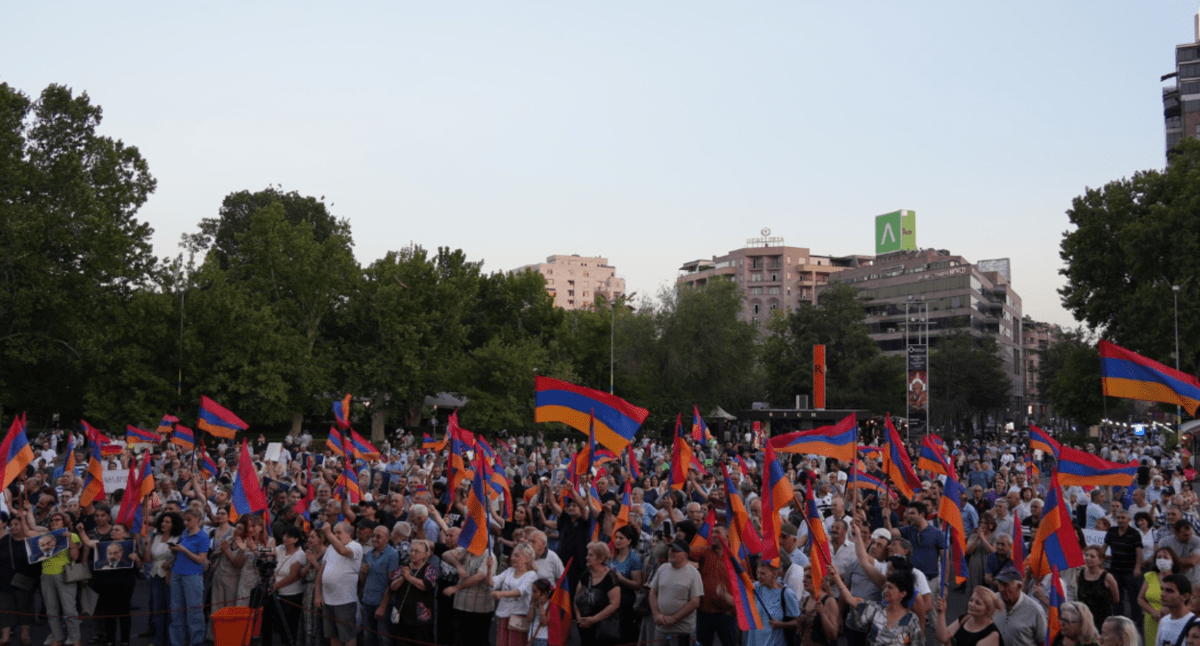 Участники митинга движения "Национально-демократический полюс". Фото из Facebook движения (деятельность компании Meta, владеющей Facebook, запрещена в России). Участники митинга движения "Национально-демократический полюс". Фото из Facebook движения (деятельность компании Meta, владеющей Facebook, запрещена в России).