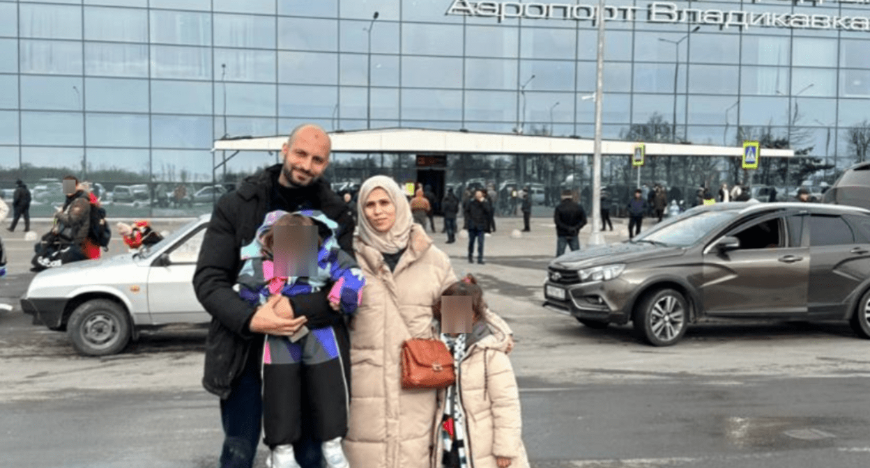 Семья беженцев из Палестины в аэропорту Владикавказа. Скриншот фото из Telegram-канала Миннаца Ингушетии от 27.01.24, https://t.me/minnac06/3508 