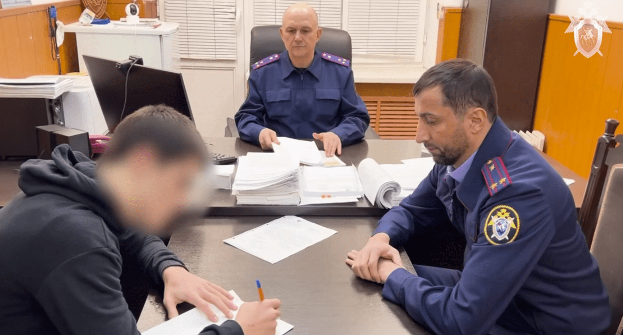 Подозреваемый в убийстве Мутаева дает показания. Скриншот фото из Telegram-канала Следкома России по Дагестану от 03.02.24, https://t.me/sledcom_press/11425