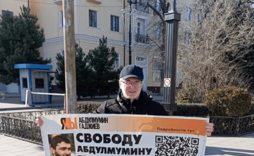 Магомед Магомедов на пикете в поддержку Гаджиева. Скриншот фото из Telegram-канала "Черновик" от 12.02.24, https://t.me/chernovik/67599