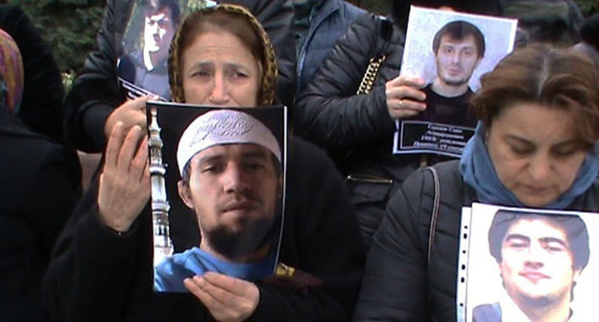 Родные убитых в Чечне дагестанцев. Скриншот видео https://www.youtube.com/watch?v=GrPBnhzsOGM