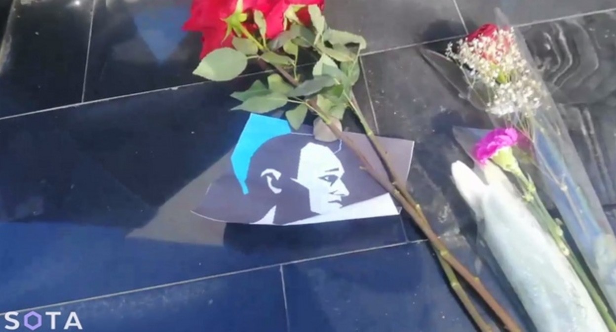 Стихийный мемориал Навальному в Махачкале. Кадр видео из телеграм-канала Sota https://t.me/sotaproject/75322