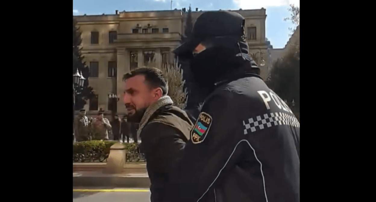Задержание Бабы Сулейманова. Стоп-кадр трансляции в Facebook (деятельность компании Meta, владеющей соцсетью, запрещена в России) от 26.02.24, https://www.facebook.com/100073764667664/videos/809595554336353