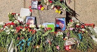 Цветы и портреты Алексея Навального. Фото: Gesanonstein / wikipedia/commons
