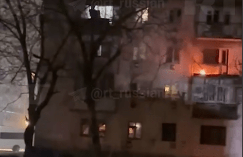 Возгорание возникло на балконе в районе КТО в Карабулаке. Стоп-кадр видео RT на русском от 02.03.24, https://t.me/rt_russian/191375