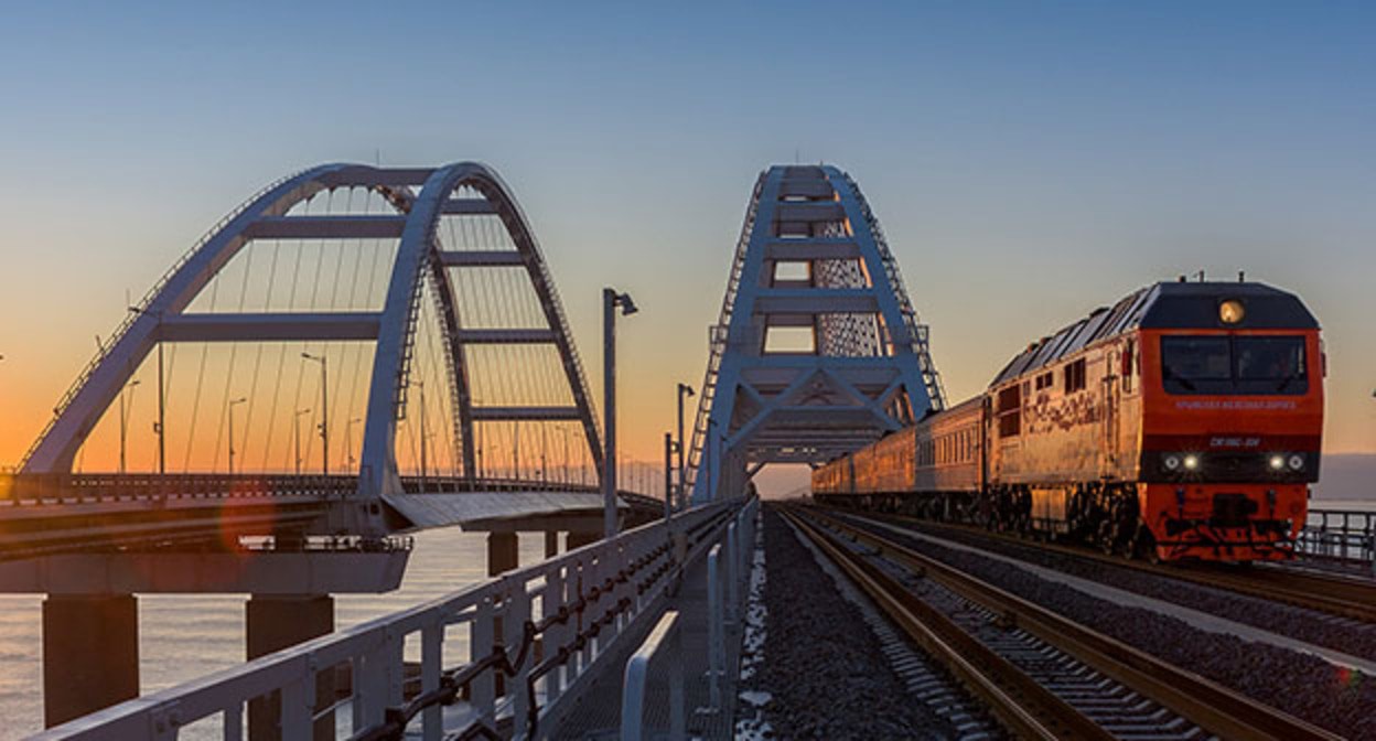 Движение по Крымскому мосту. Фото: Rosavtodor.ru https://ru.wikipedia.org