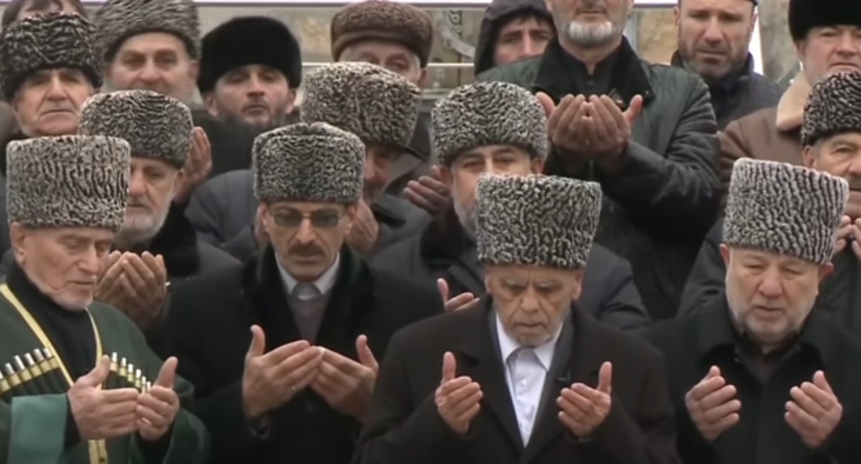 Ингушские старейшины записывают видеообращение к балкарскому народу по случаю 80-й годовщины его выселения в Среднюю Азию. Кадр из видео канала Magas Times https://www.youtube.com/watch?v=72AsFIXQCE4 (деятельность компании Meta (владеет Facebook, Instagram и WhatsApp) запрещена в России)