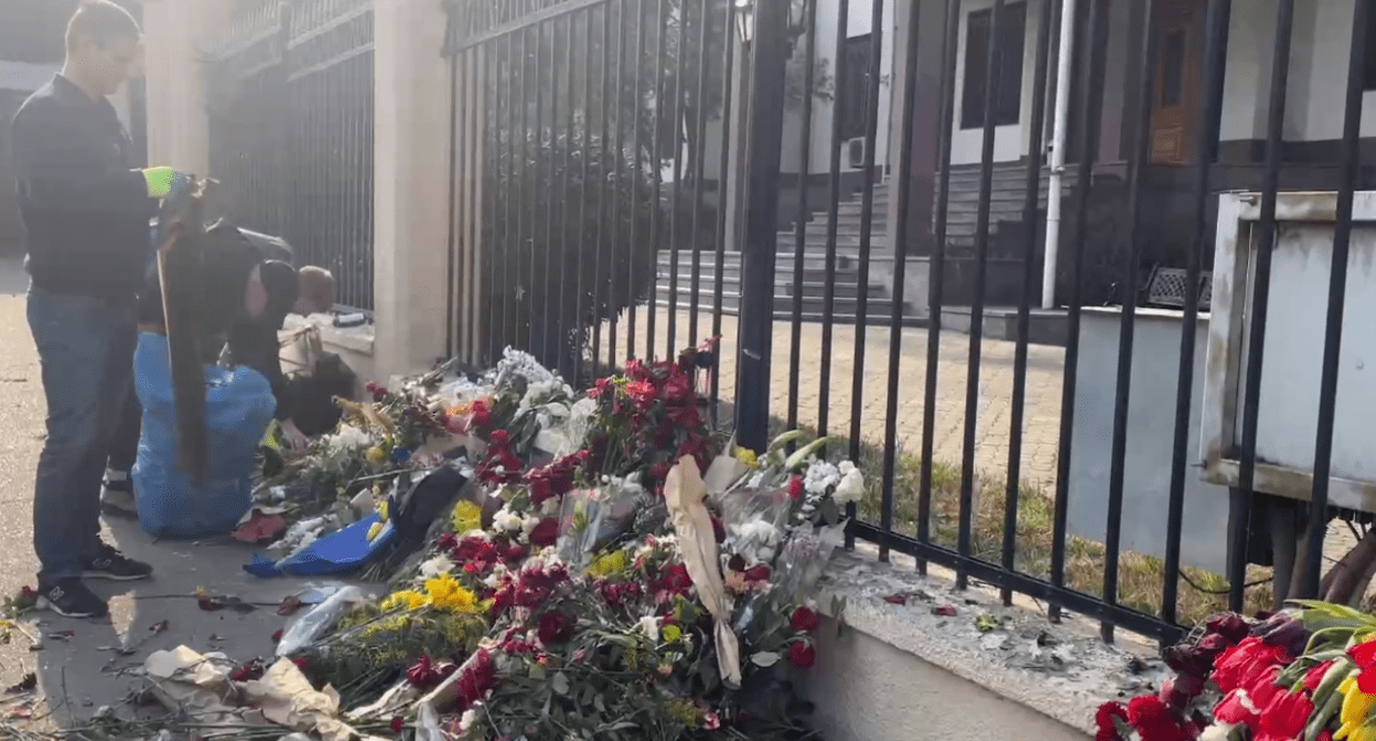 Сотрудники секции интересов России убирают мемориал Навальному. Стоп-кадр видео Paper Kartuli от 05.04.24, https://t.me/paperkartuli/10864 