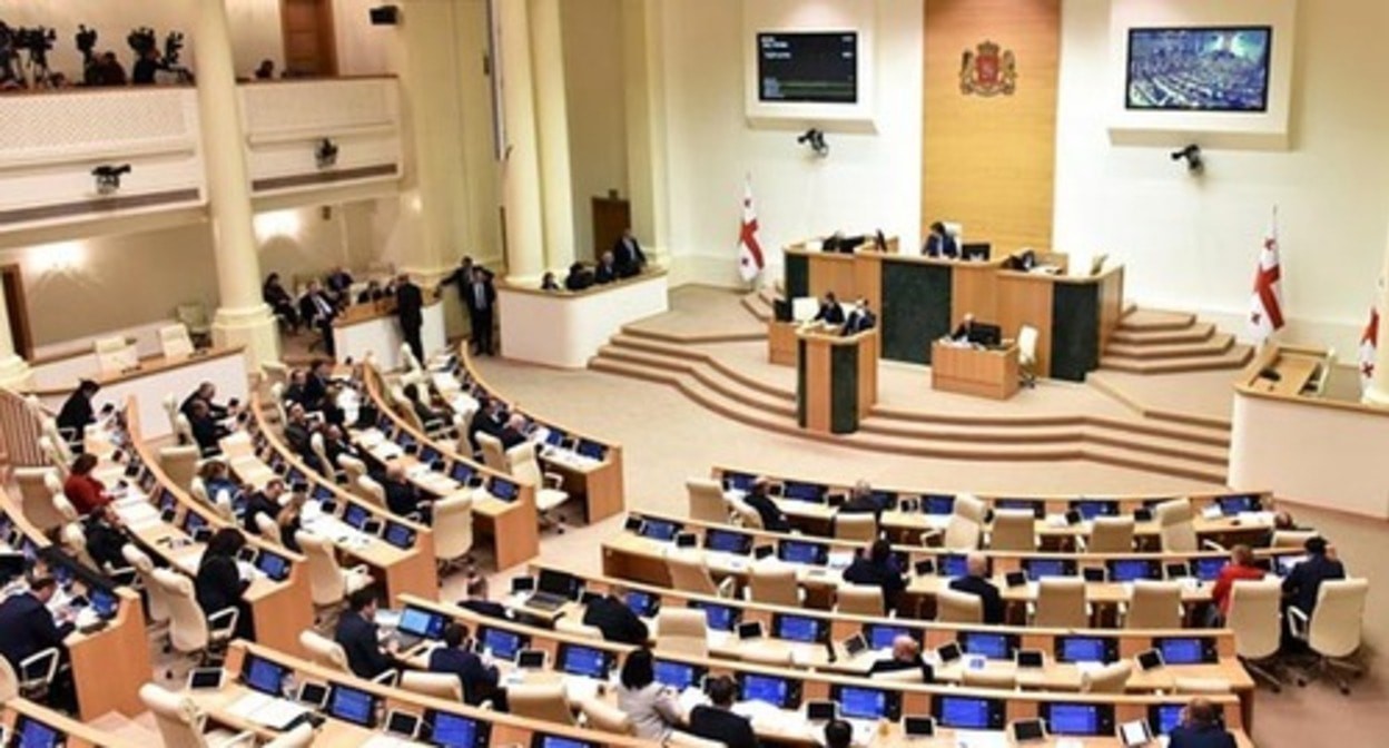 Заседание парламента Грузии. Фото: https://report.az/ru/v-regione/zasedanie-parlamenta-gruzii-projdet-na-fone-akcii/ 