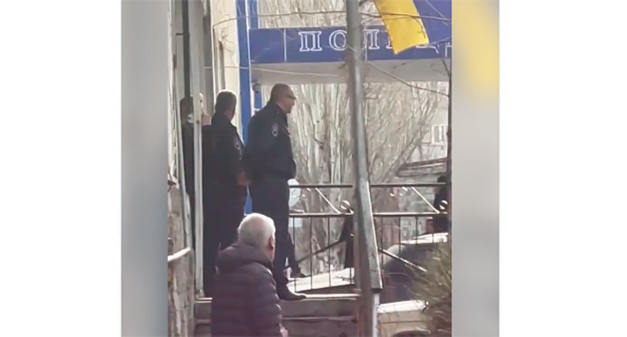 Нападение на полицейский участок в Ереване. 24 марта 2024 г. Скриншот видео Телеграм-канал ArmLur.am 24.03.2024 г. t.me/armluram /25528 